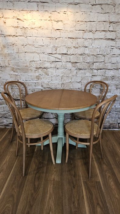Okrągły,  rozkładany stół na toczonej nodze i 4 krzesła w stylu Thonet, vintage