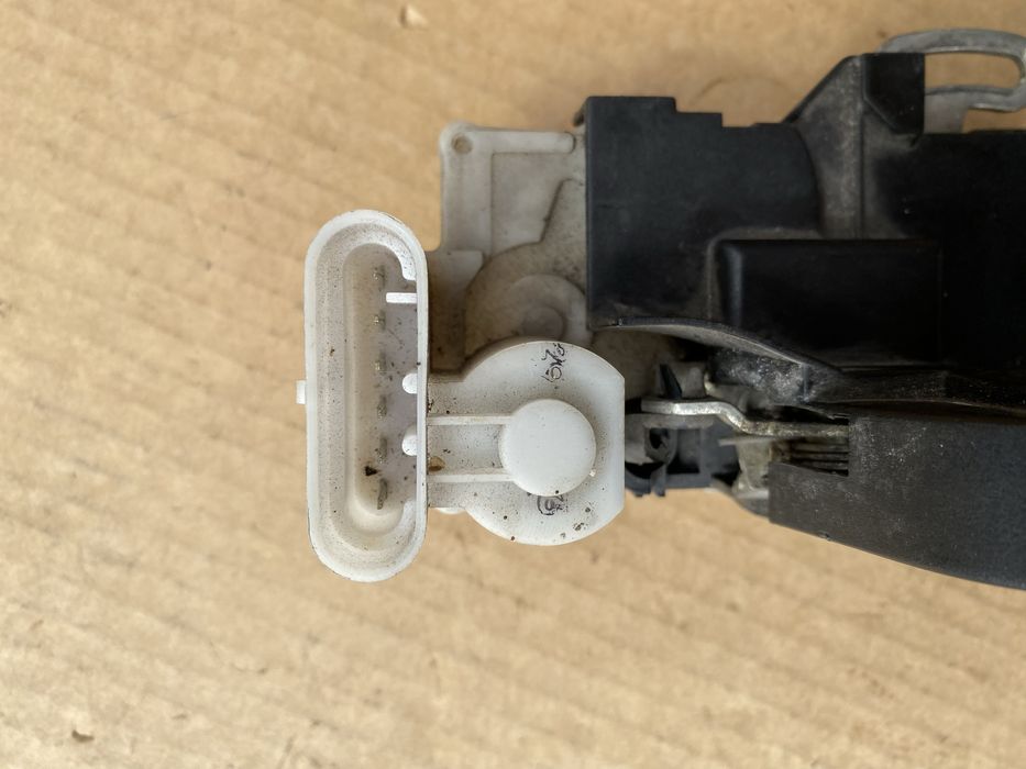 Alfa Romeo 147 zamek prawy przod