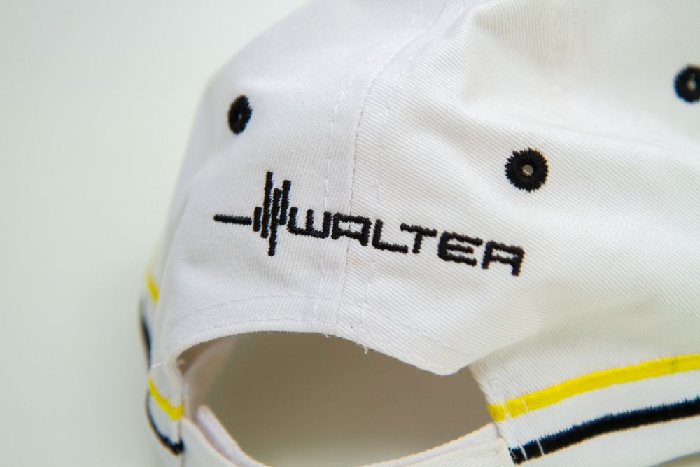 Czapka z daszkiem biała z flagą Niemiec