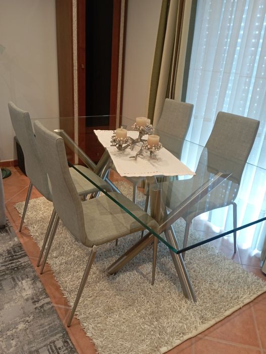 Mesa e cadeiras de sala de jantar
