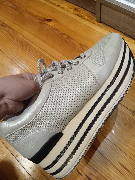 Кроссовки на высокой подошве