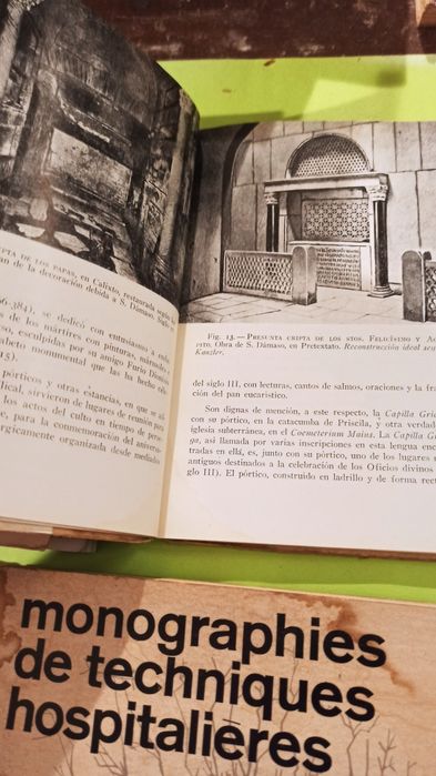 Diversos livros sobre arte e arquitetura.