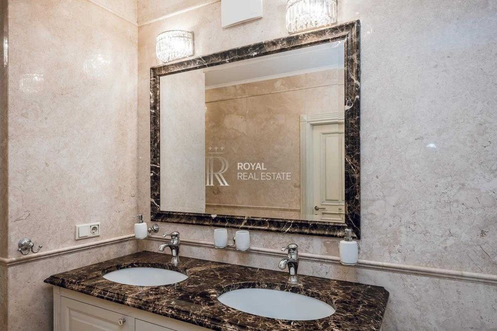Продаж 3-кімнатної квартири Київ ЖК Космополітен 117 м² 9 поверх преміальний ремонт меблі з масиву дерева паркетна дошка охорона