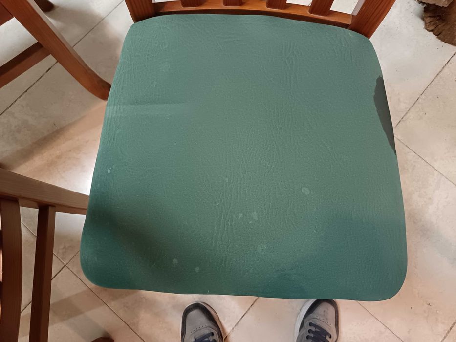 Mesa de jantar mais 4 cadeiras