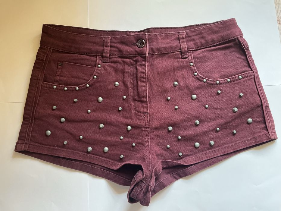 Spodenki z metalowymi elementami