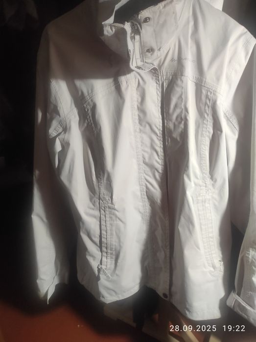 Куртка тоненька, вітровка