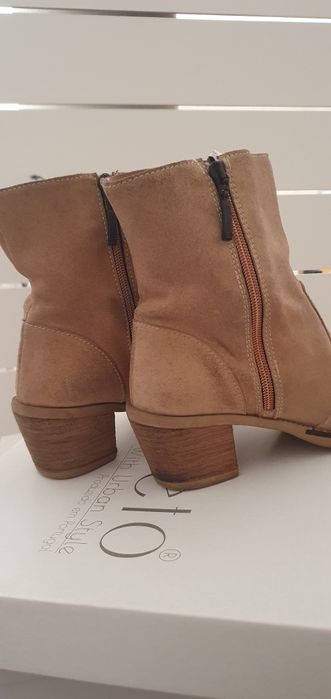 Botas em pele beje