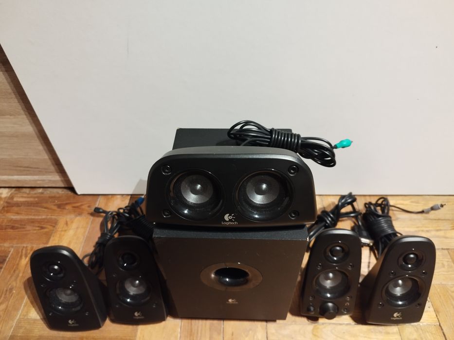 Monitor da Hp e caixa de computador longitech64284327483906122