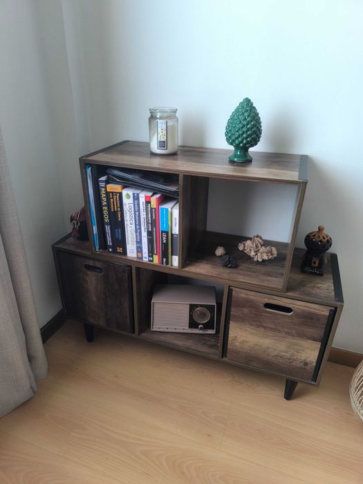 Móvel de arrumação / Estante com pernas