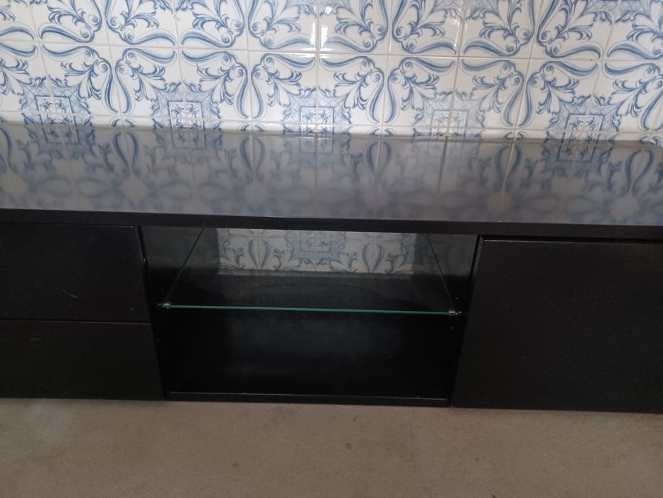 Móvel de sala em preto para TV