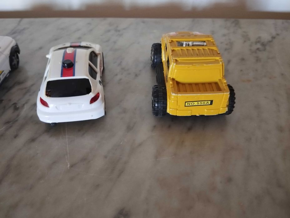 Lote de carros colecionáveis.