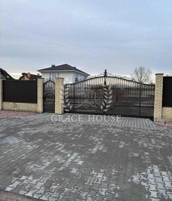 Новий котедж на БЕРЕЗІ ОЗЕРА з РЕМОНТОМ, з охороною у КМ. с. Романків