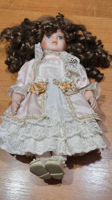Lalka porcelanowa kolekcjonerska w białej sukni