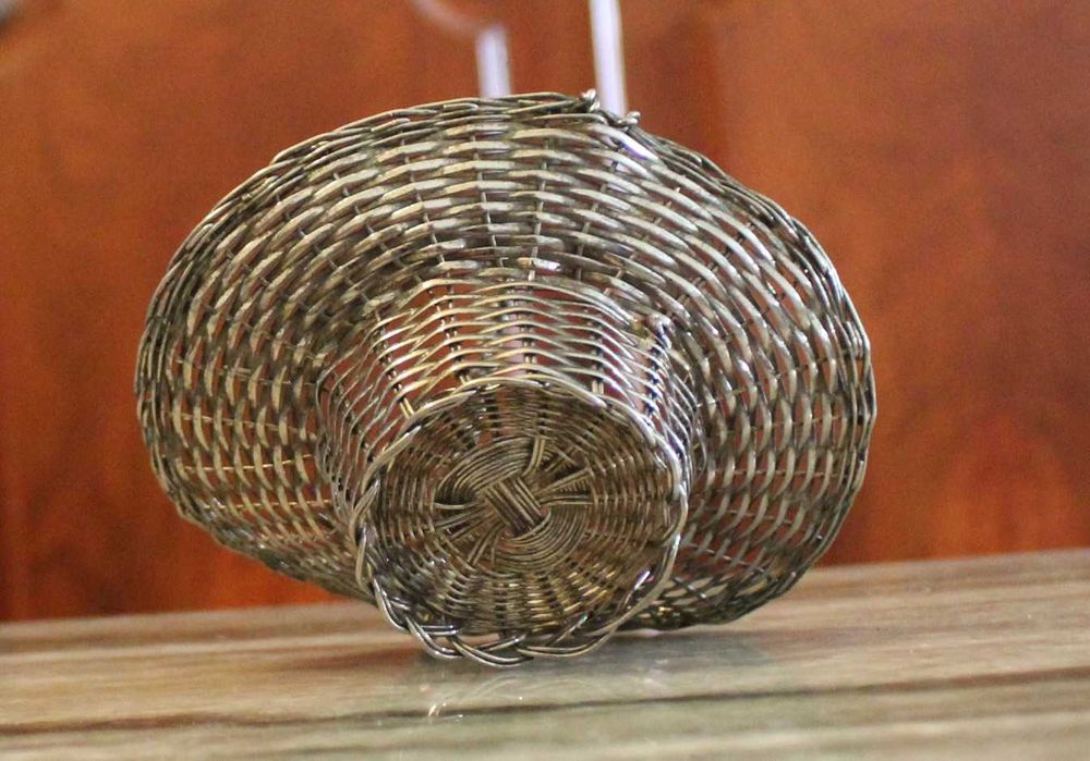 Cesto de arame prateado vintage, anos 70, lindo para decoração.