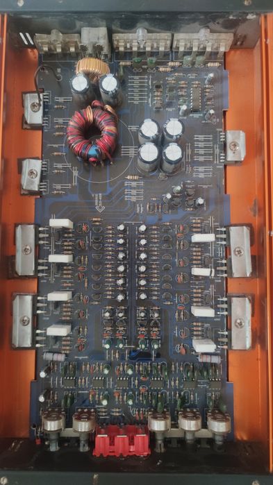 Автомобільний підсилювач hi -Fi
