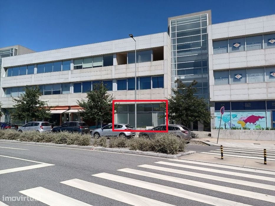 Loja / escritório com pé direito de 3,80m