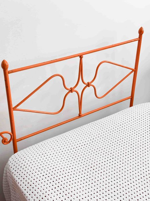 Venda Urgente - CAMA muito Antiga de Ferro maciço + Apoio LAVATÓRIO