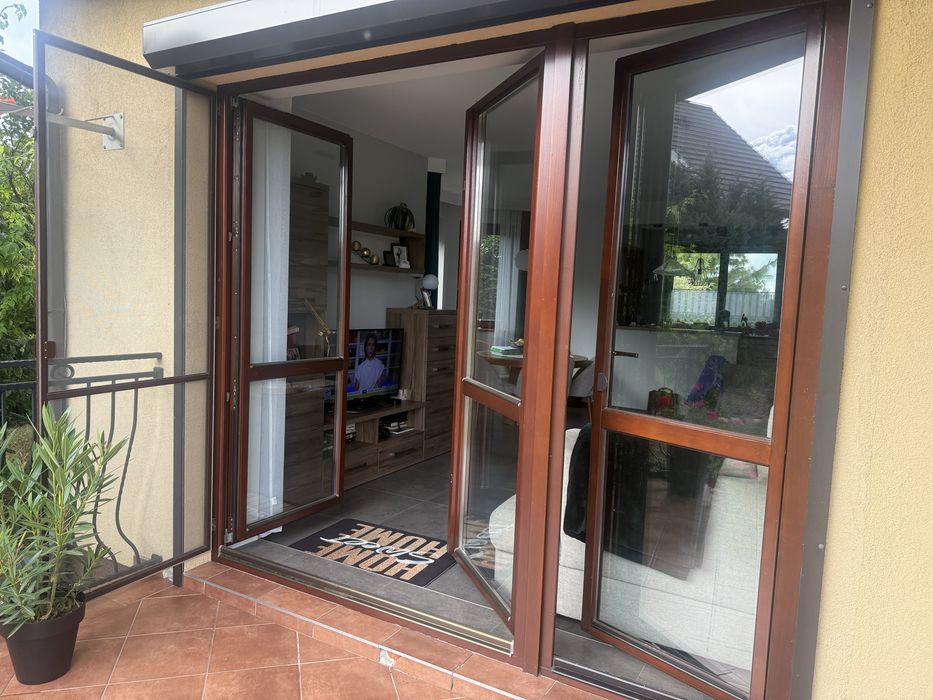 Okno drewniane 3 skrzydłowe z moskitierą na lewym skrzydle.