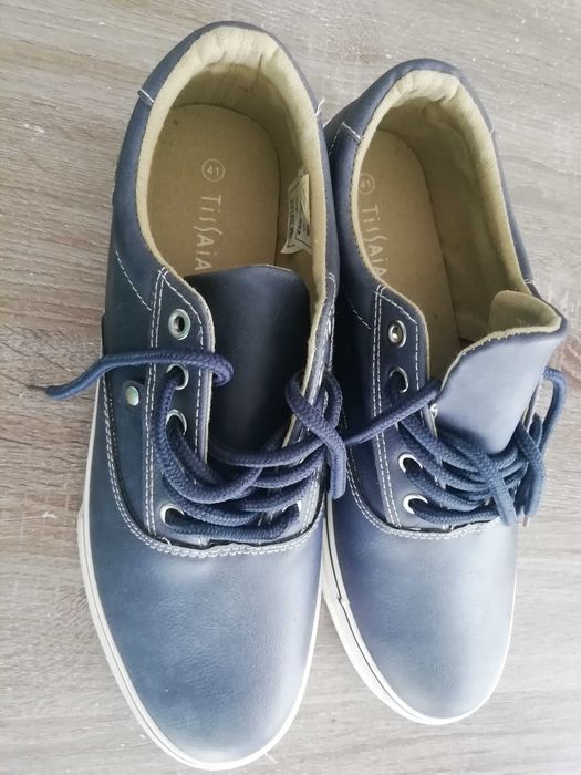Sapatos desportivos, pele sintética