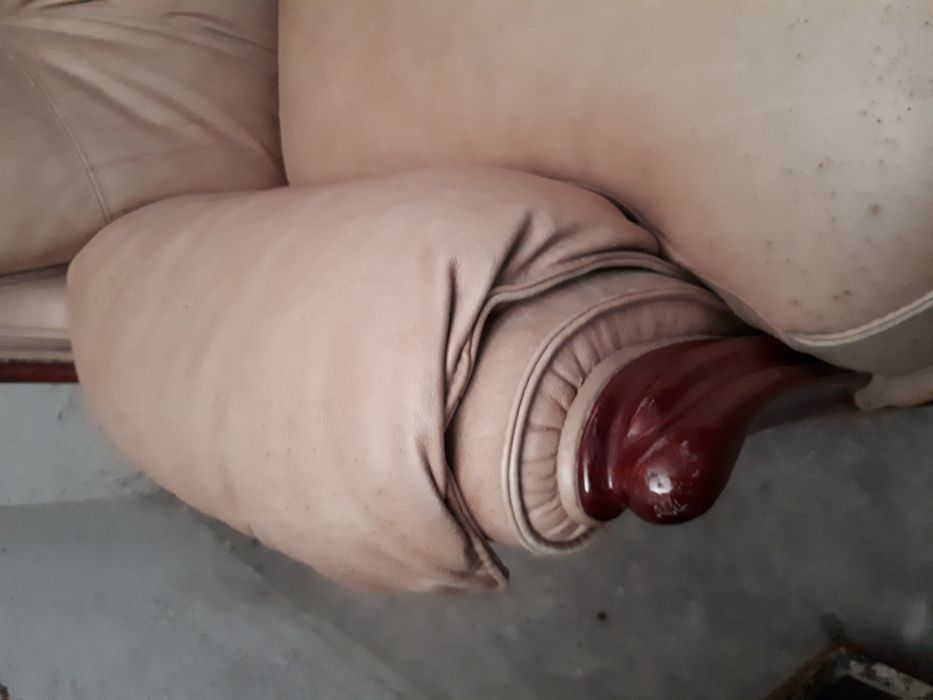 Cadeirão em pele beje