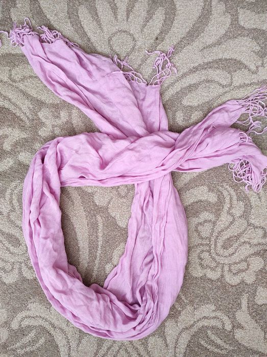 Różowy liliowy szal chusta z frędzlami