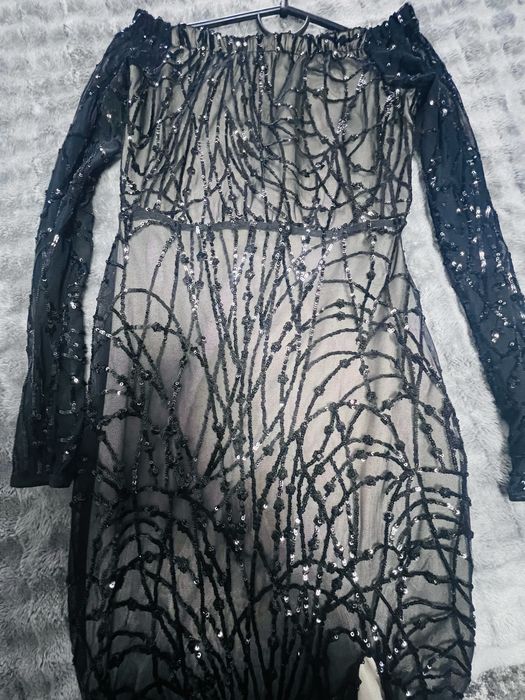 Вечірня блискуча сукня