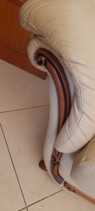 Sofas de pele em bom estado, com marcas de uso