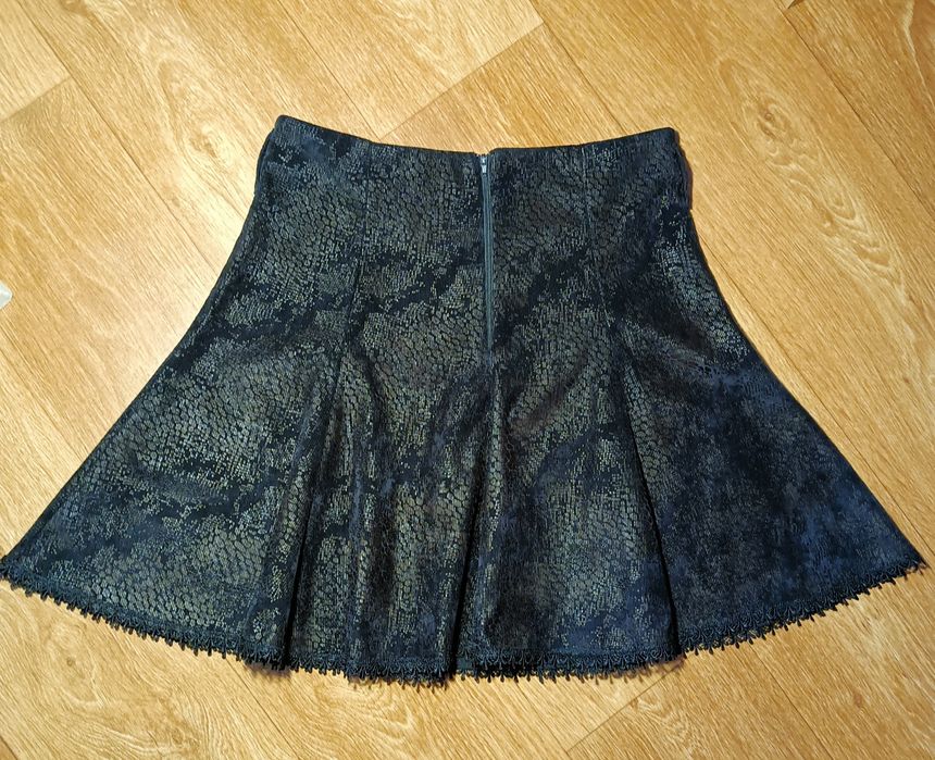 Вельветова спідниця H&M. L,M- розмір.
Нова.
Заміри : Довжина - 69 см.