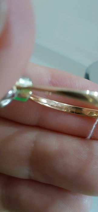 Золотое кольцо с бриллиантом