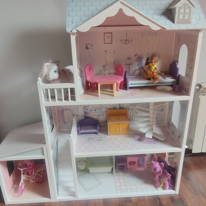 Duży domek dla lalek
