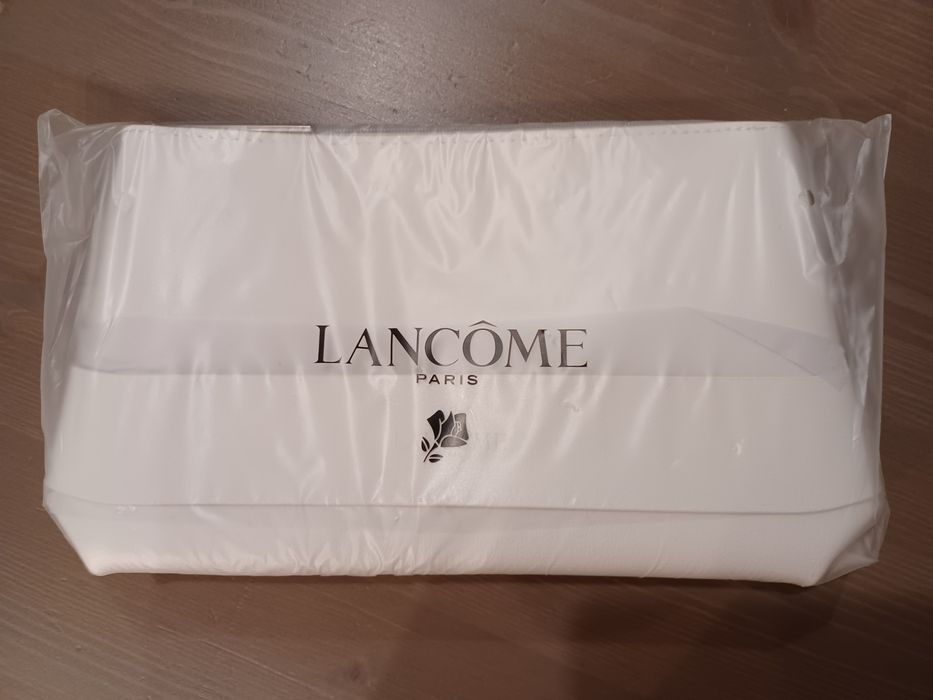 Biała kosmetyczka z Lancôme