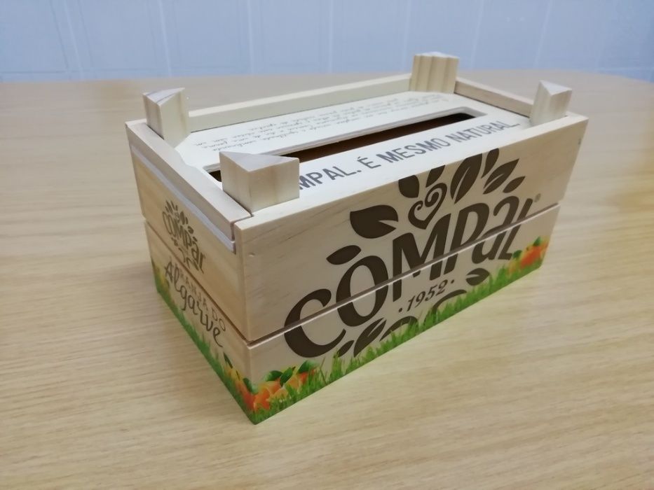 Porta guardanapos da Compal em madeira.