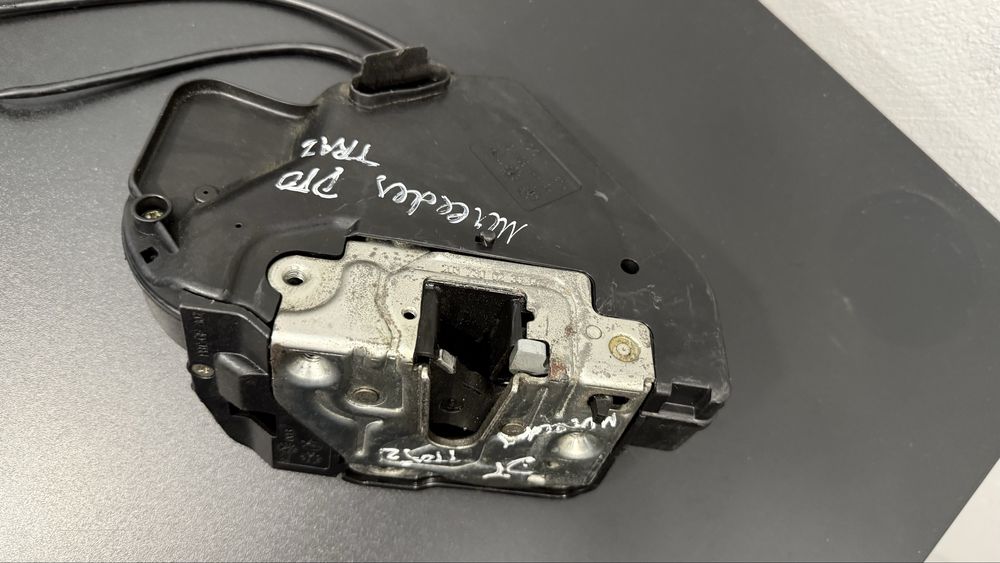 Fechadura traseira direita mercedes w203 c220