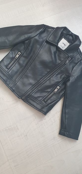 Куртка весняна для дівчинки.