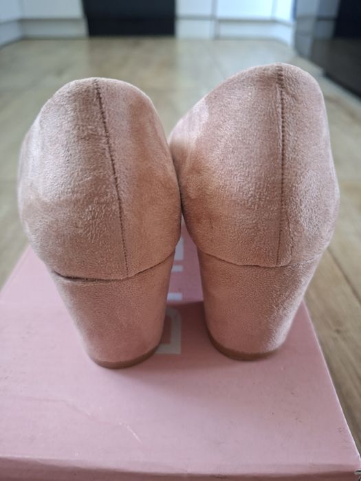 Buty na słupku 39