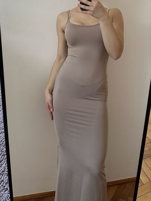 Długa obcisła sukienka na ramiączkach Bershka