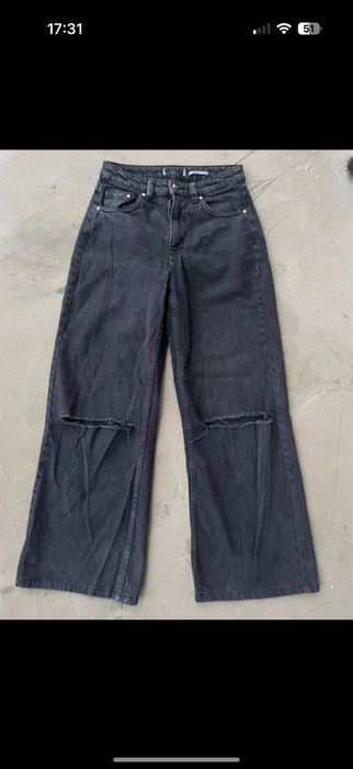 Czarne spodnie bershka z dziurami szerokie dzwony