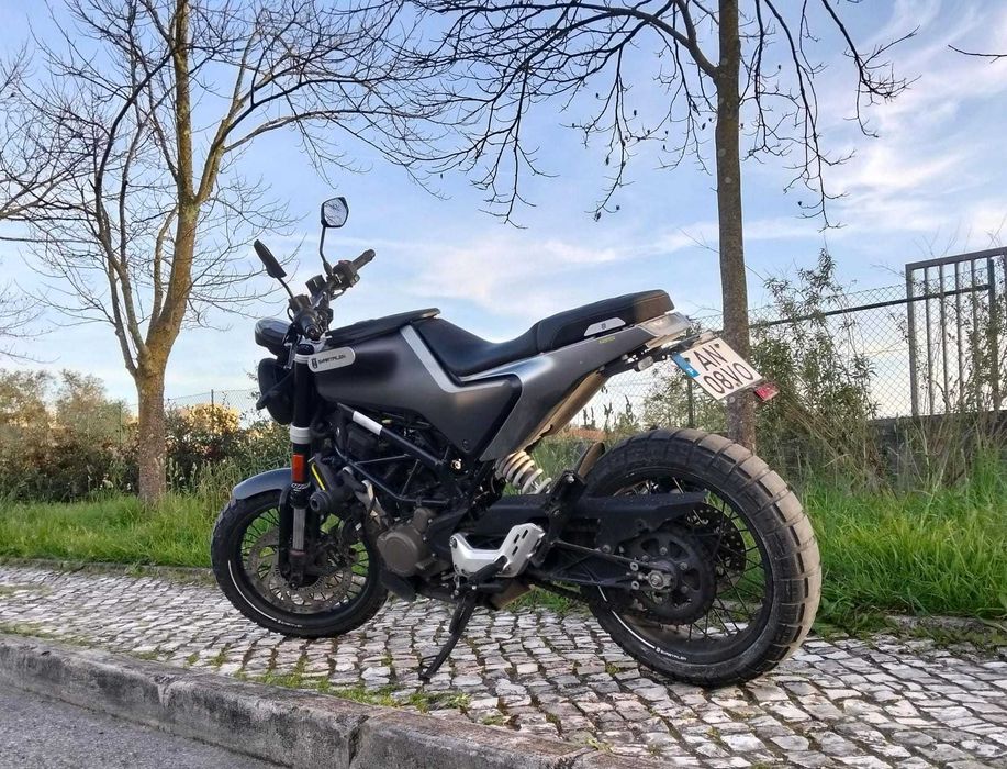 Husqvarna Svartpilen 125 – 2022 – Varios extras incluidos.