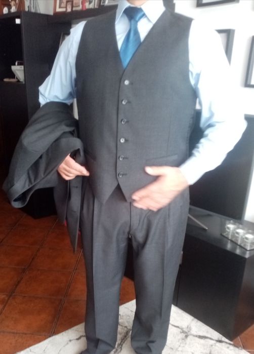 Fato completo cinza escuro com colete