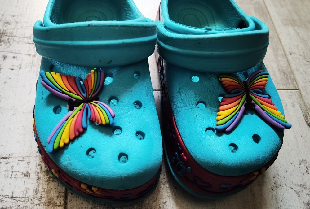 Klapki, buty a la Crocs 23