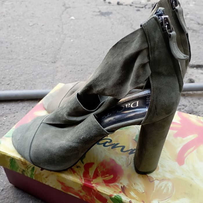 Продам босоніжки,нат замша