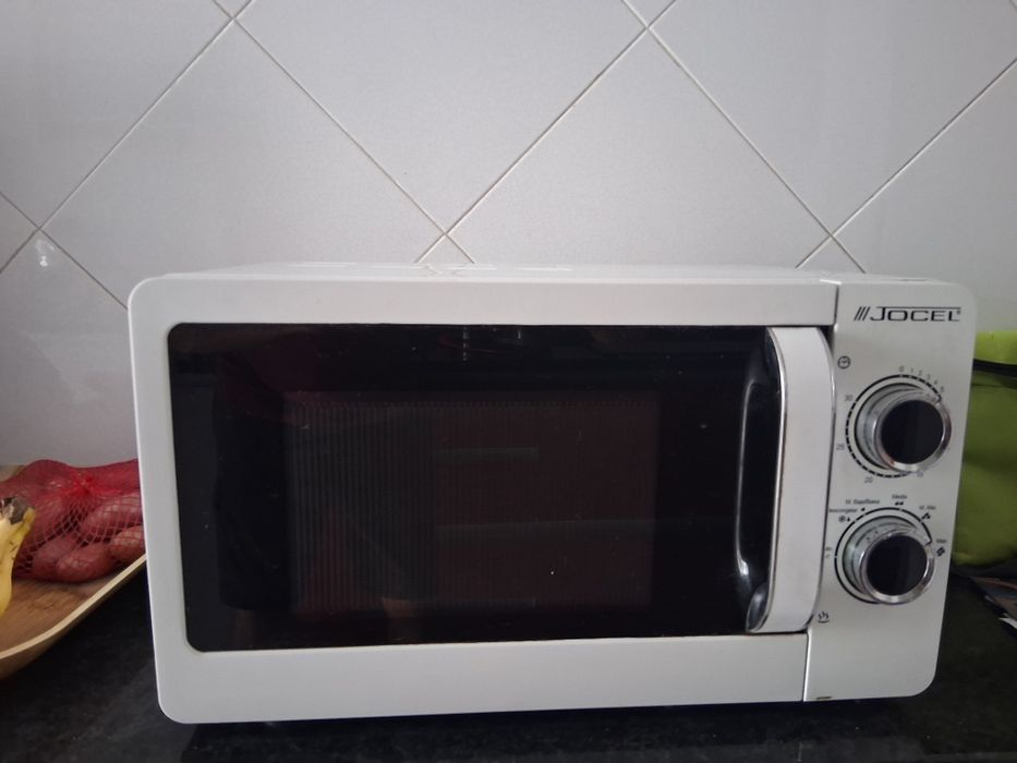 Microondas a funcionar perfeitamente