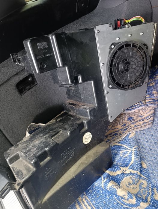 Продам штатний сабвуфер на ауді а 4 2002 рік
