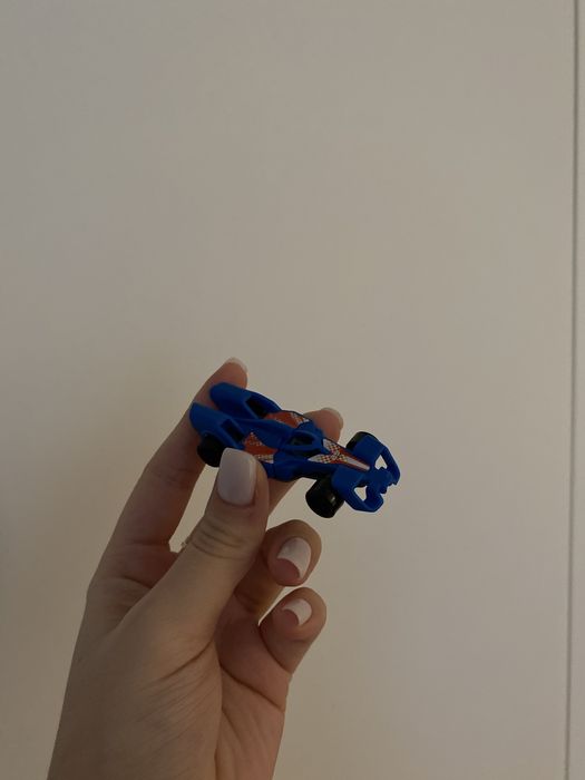 figurka auta z Kinder