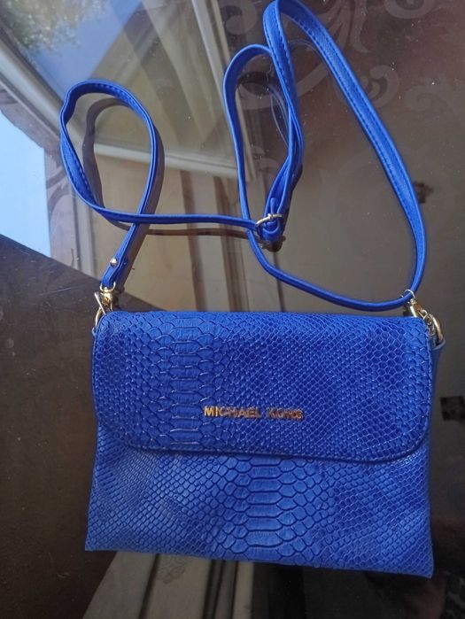 Ярко-синяя сумка michael kors тиснение под питон