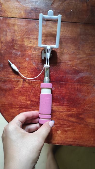 Селфі палка рожевого кольору.