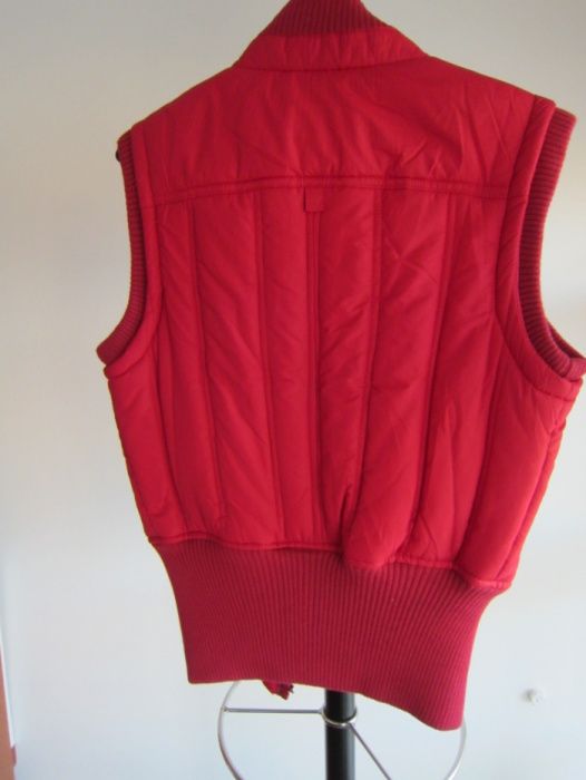 Colete Vermelho de Senhora Forrado com Bolsos Mango Tam M Usado