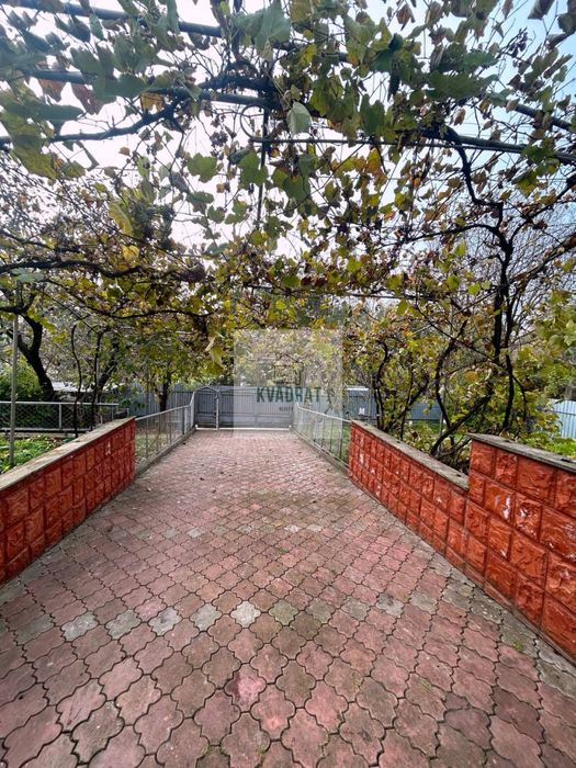 Продам затишний будинок з басейном та зоною відпочинку біля Дністра