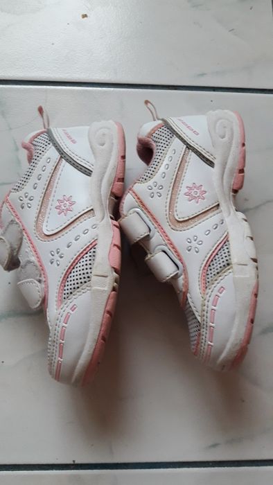 Sprzedam buty sportowe dla dziewczynki