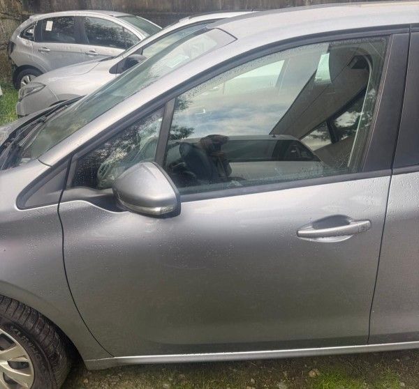 Para peças PEUGEOT 208